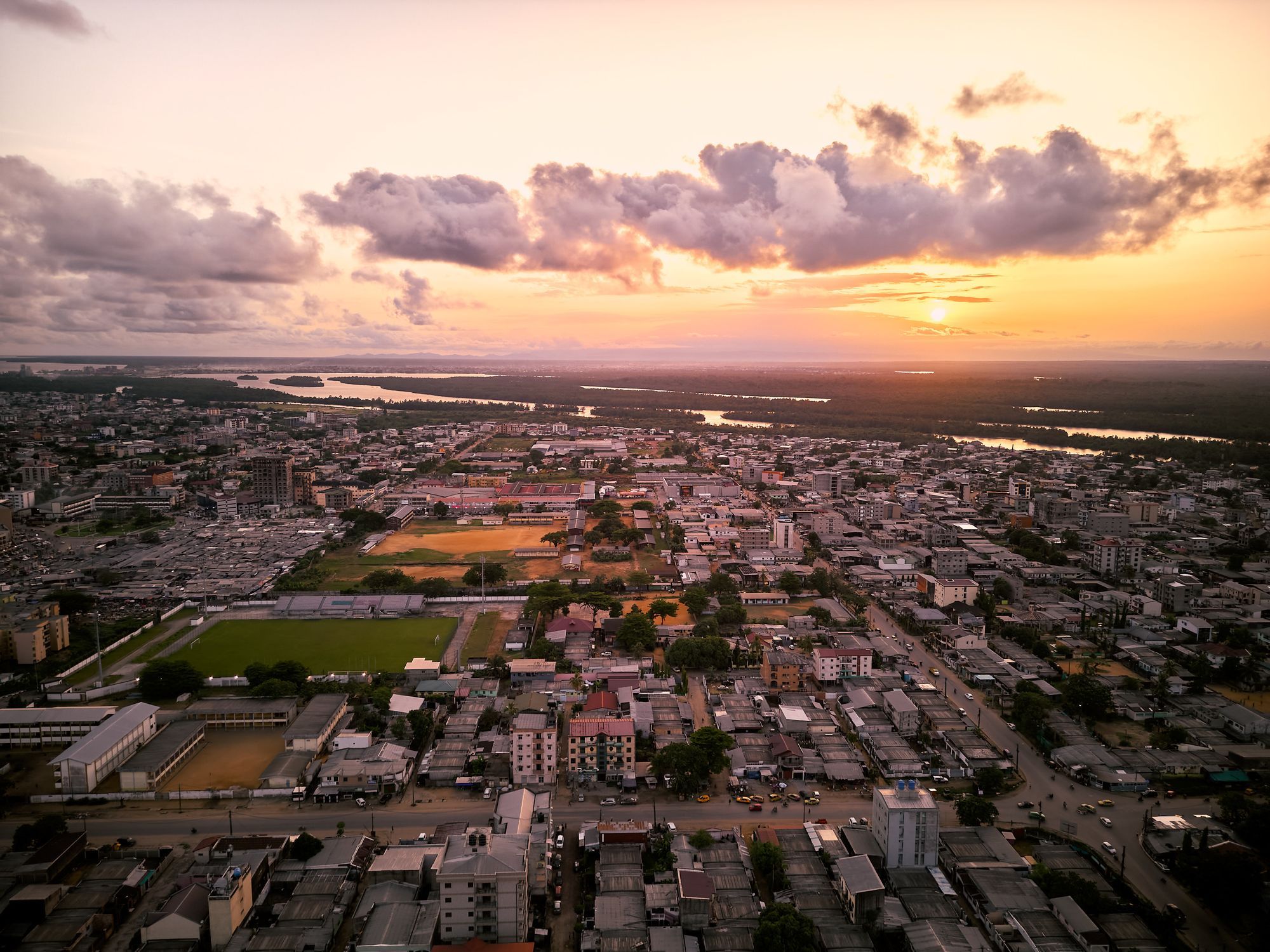 Douala vue du ciel au coucher du soleil.